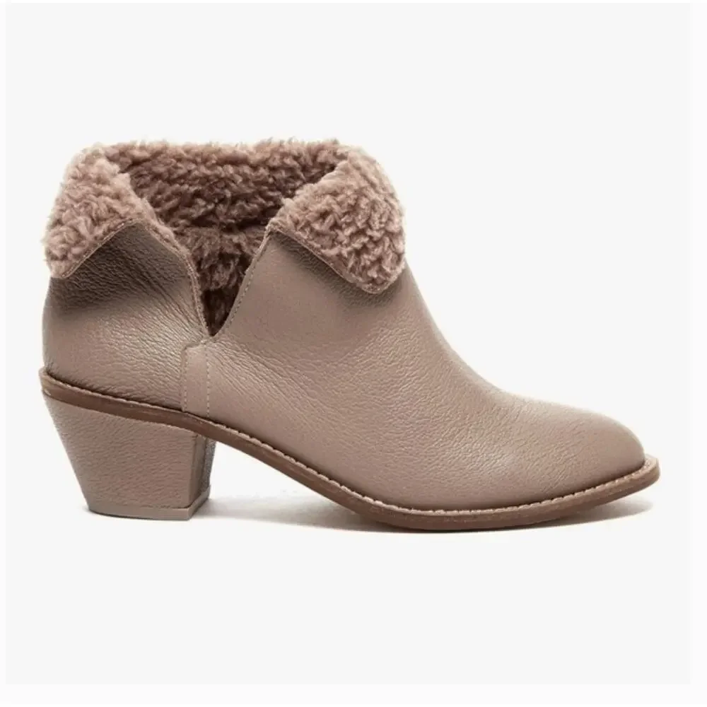 Kelsi Dagger Kayak Leather Boots 8 Taupe NWOT Tan Faux Shearling Ankle Booties